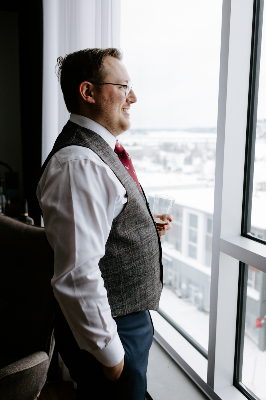 Winter wedding photos. Snowy wedding photos. Wedding photos in front of river. Architecture wedding photos. Mariage à Chicoutimi en hiver. Photographe de mariage au Saguenay. Vieux-Port de Chicoutimi. Zone portuaire Chicoutimi.