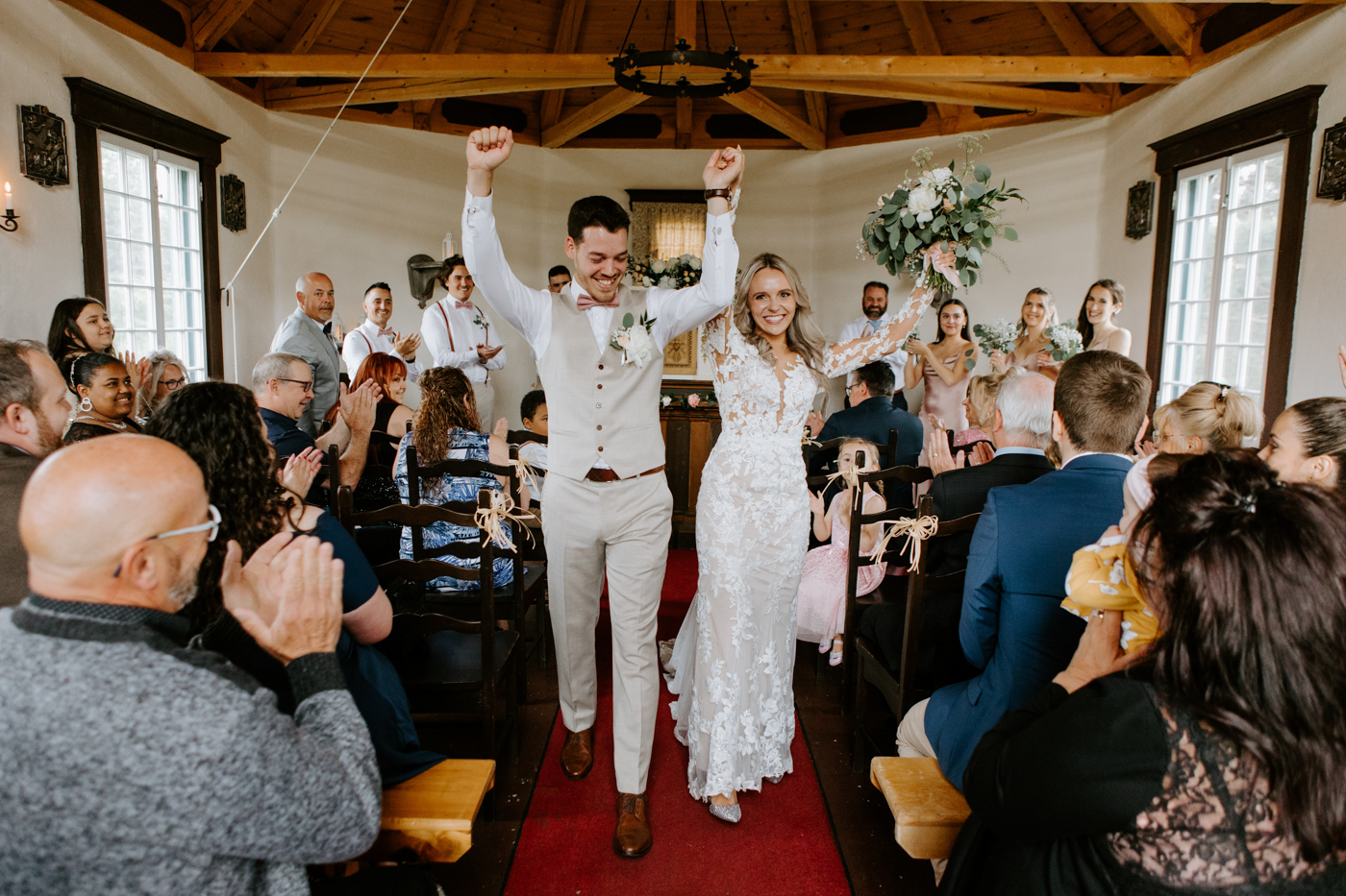 Romantic wedding photos on wooden walkway. Romantic wedding photos on wooden bridge. Photographe de mariage en Mauricie. Mariage Le Baluchon Éco-Villégiature.