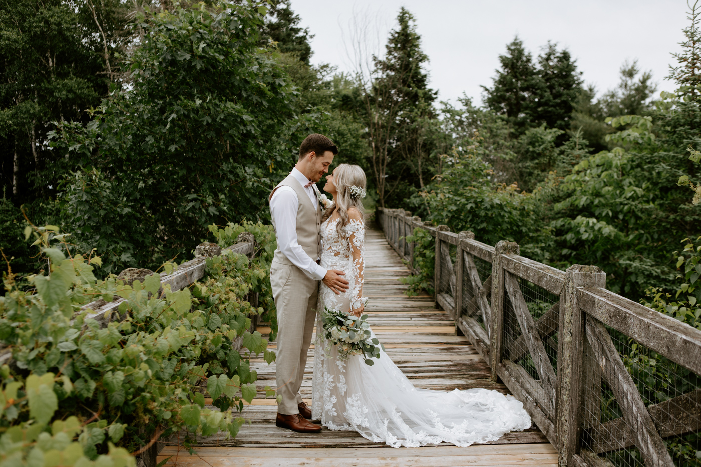 Romantic wedding photos on wooden walkway. Romantic wedding photos on wooden bridge. Photographe de mariage en Mauricie. Mariage Le Baluchon Éco-Villégiature.