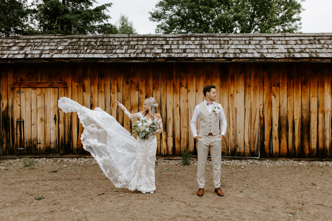 Romantic wedding photos on wooden walkway. Romantic wedding photos on wooden bridge. Photographe de mariage en Mauricie. Mariage Le Baluchon Éco-Villégiature.