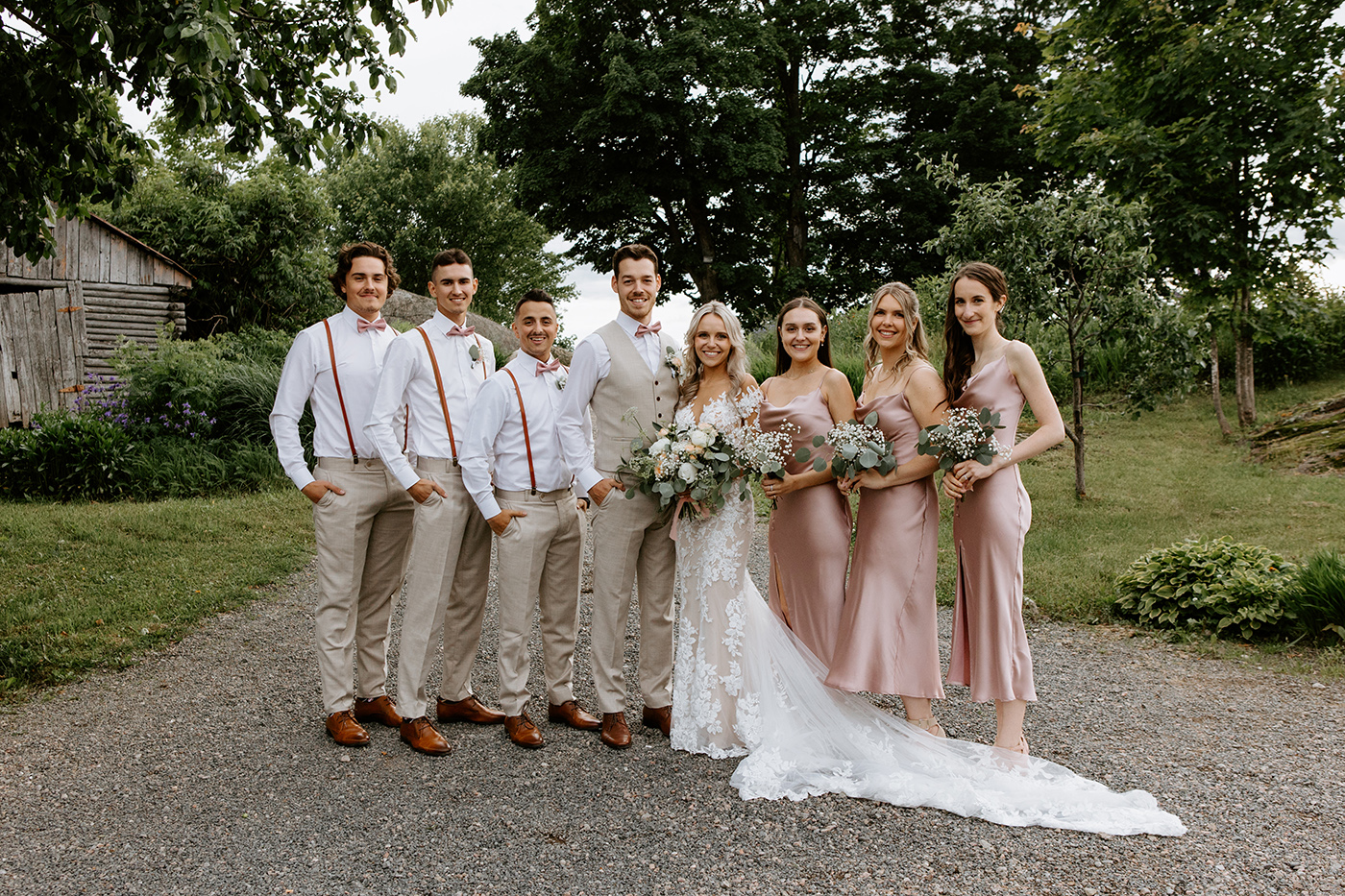 Romantic wedding photos on wooden walkway. Romantic wedding photos on wooden bridge. Photographe de mariage en Mauricie. Mariage Le Baluchon Éco-Villégiature.