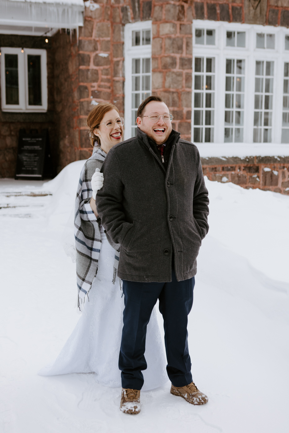 Winter wedding photos. Snowy wedding photos. Wedding photos in front of river. Architecture wedding photos. Mariage à Chicoutimi en hiver. Photographe de mariage au Saguenay. Vieux-Port de Chicoutimi. Zone portuaire Chicoutimi.