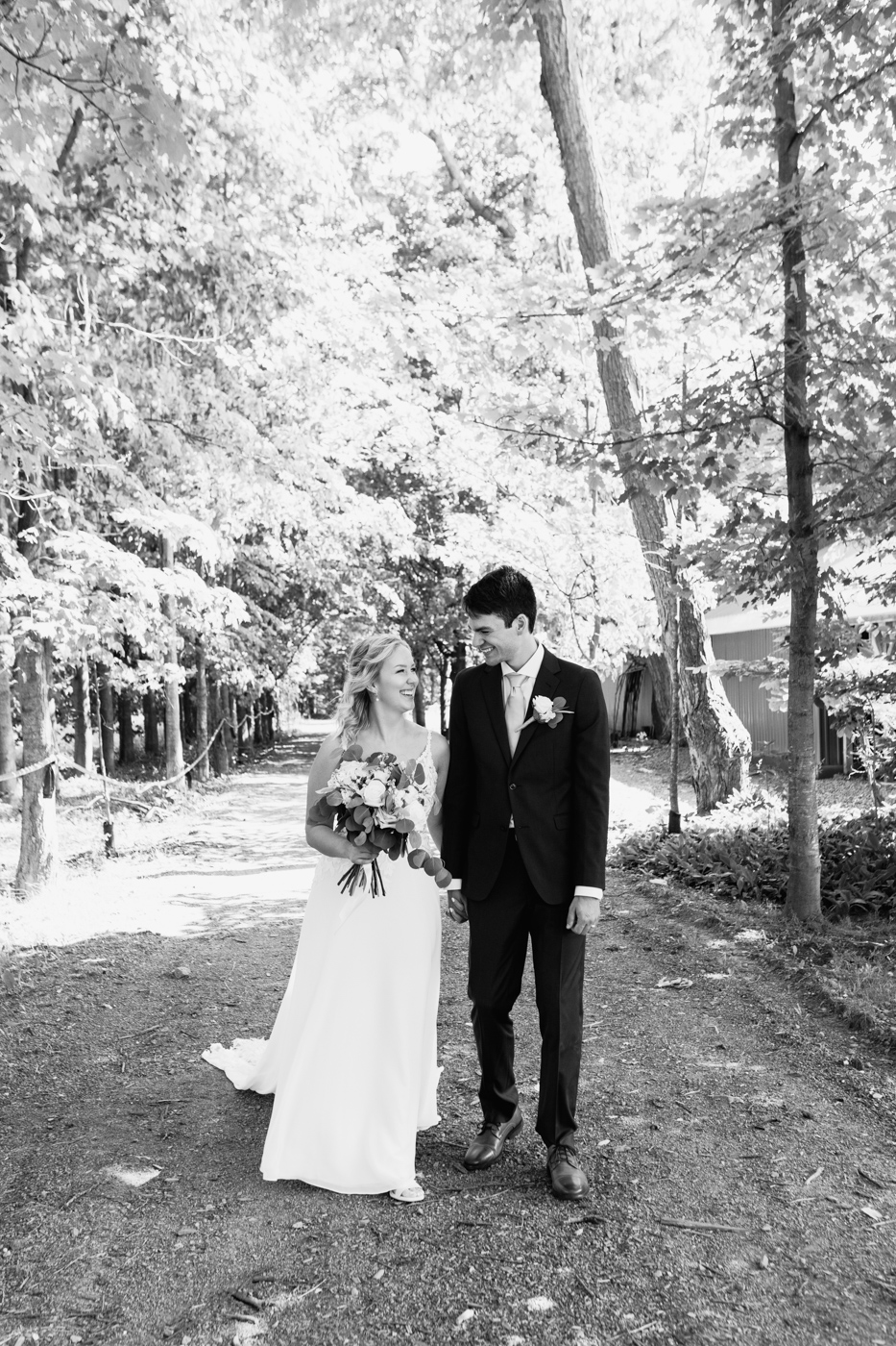 Romantic wedding photos. Mariage à la Cabane à sucre Constantin. Photographe de mariage à Montréal. Cabane à sucre Constantin wedding. Montreal wedding photographer.