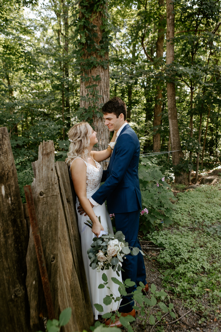 Romantic wedding photos. Mariage à la Cabane à sucre Constantin. Photographe de mariage à Montréal. Cabane à sucre Constantin wedding. Montreal wedding photographer.