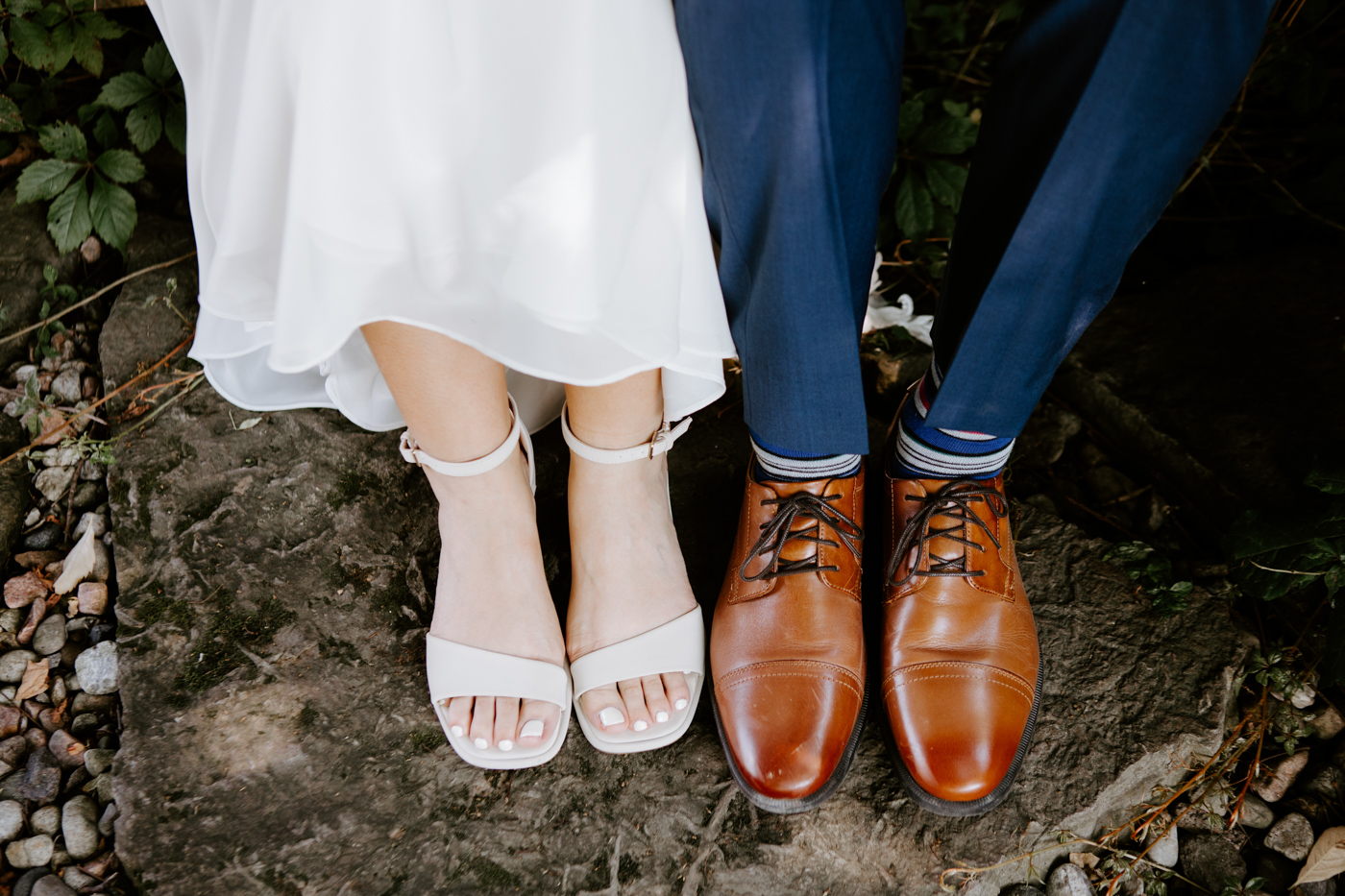 Romantic wedding photos. Mariage à la Cabane à sucre Constantin. Photographe de mariage à Montréal. Cabane à sucre Constantin wedding. Montreal wedding photographer.