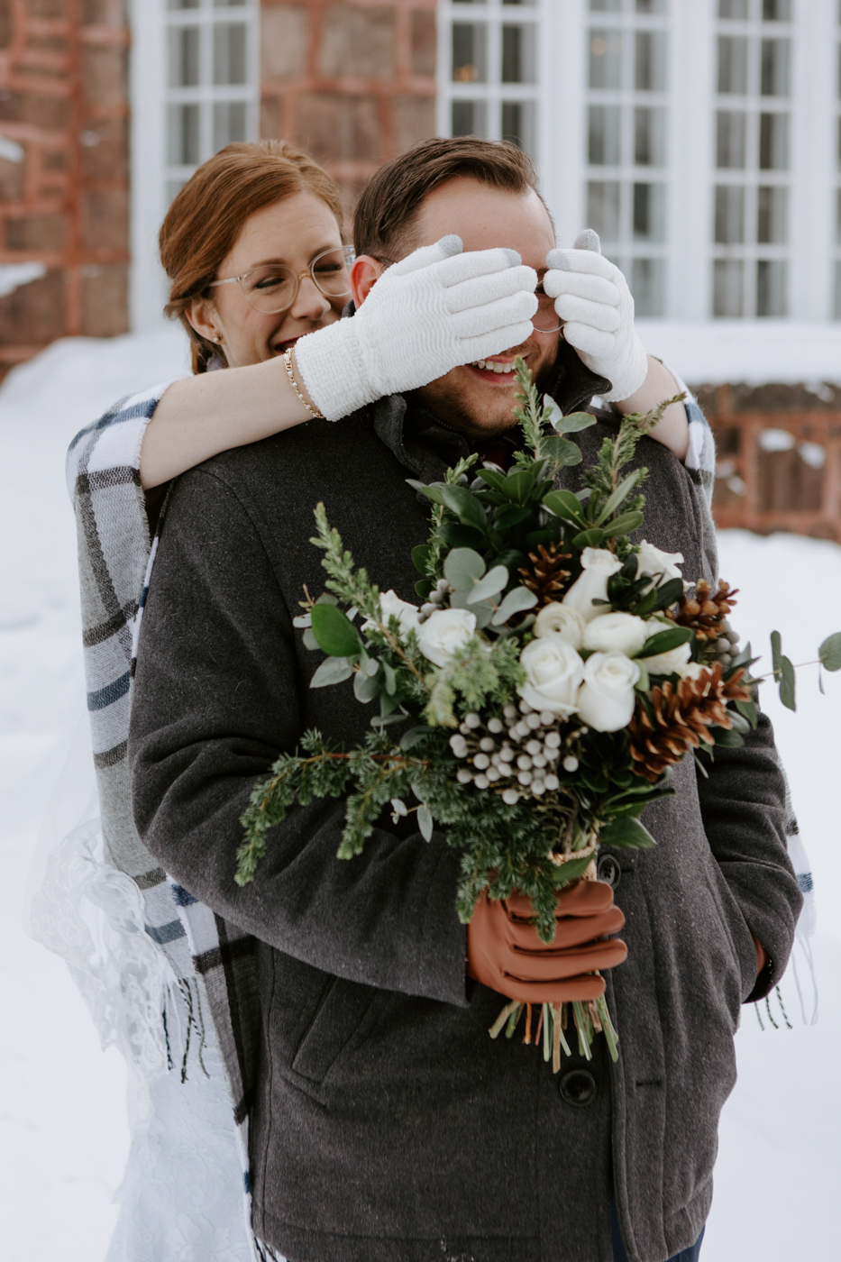 Winter wedding photos. Snowy wedding photos. Wedding photos in front of river. Architecture wedding photos. Mariage à Chicoutimi en hiver. Photographe de mariage au Saguenay. Vieux-Port de Chicoutimi. Zone portuaire Chicoutimi.