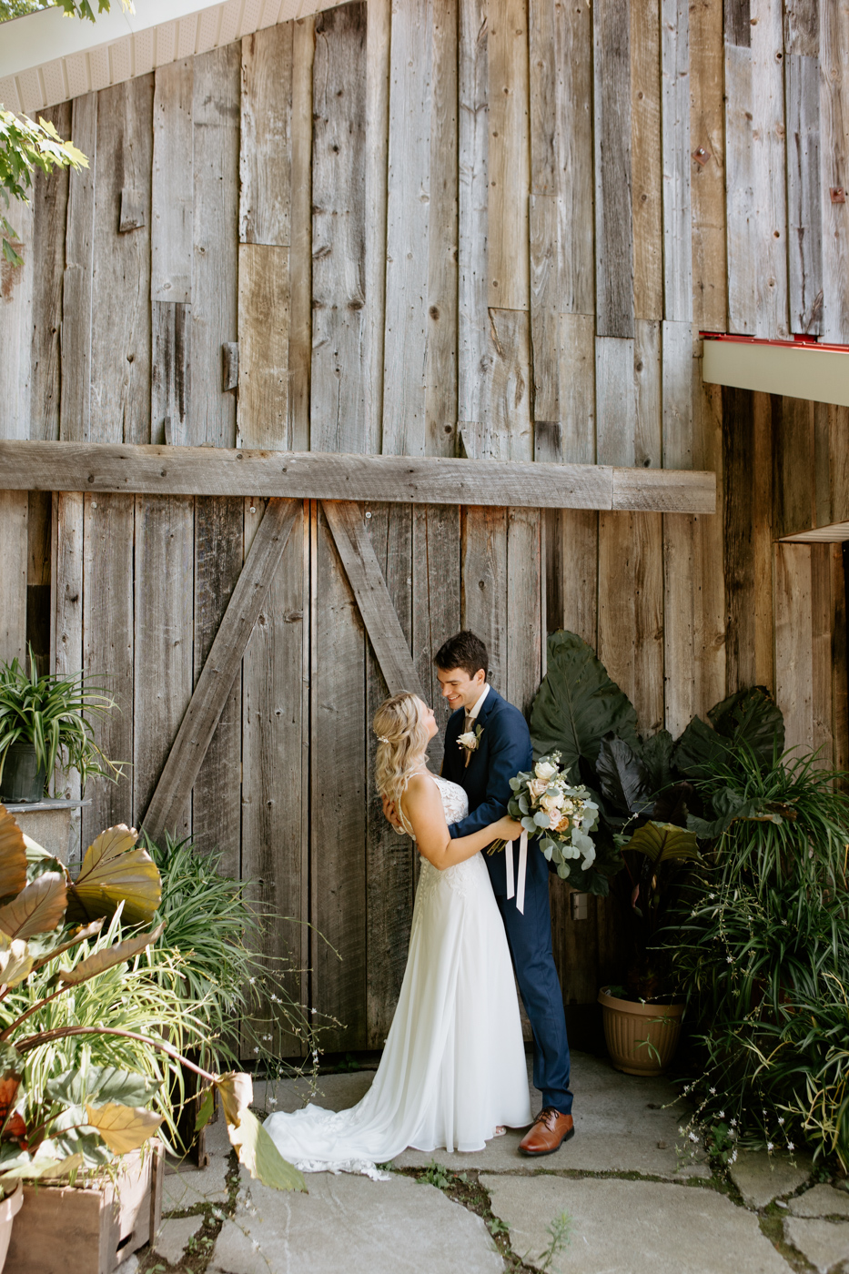 Romantic wedding photos. Mariage à la Cabane à sucre Constantin. Photographe de mariage à Montréal. Cabane à sucre Constantin wedding. Montreal wedding photographer.