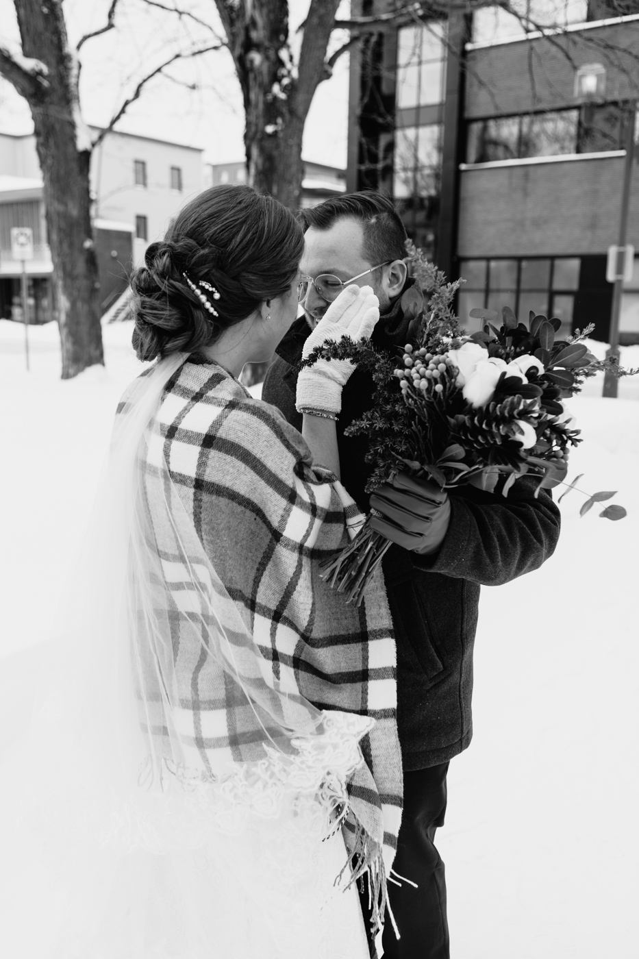 Winter wedding photos. Snowy wedding photos. Wedding photos in front of river. Architecture wedding photos. Mariage à Chicoutimi en hiver. Photographe de mariage au Saguenay. Vieux-Port de Chicoutimi. Zone portuaire Chicoutimi.