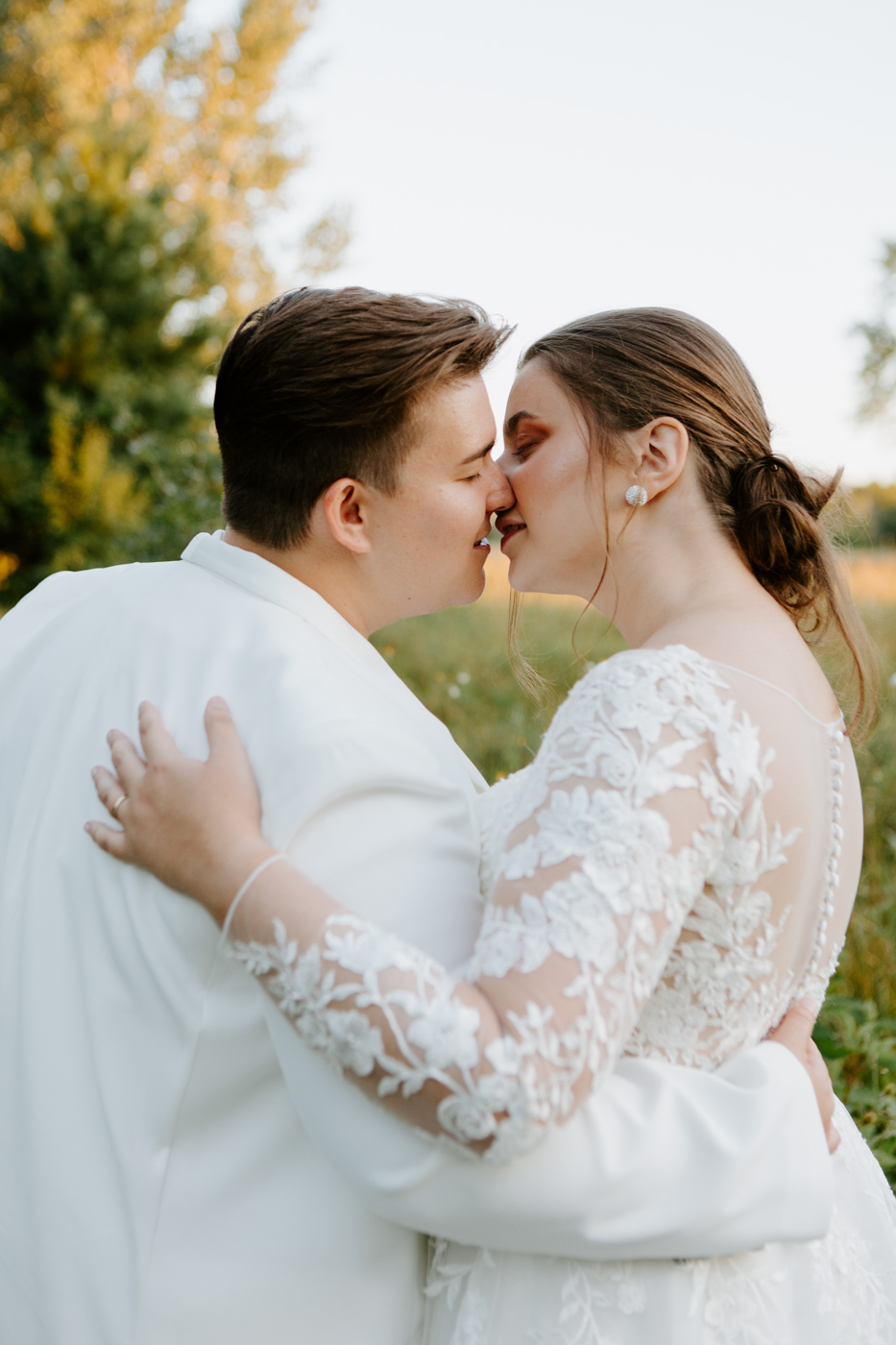 Two brides wedding photos. Lesbian wedding photos. Same sex wedding photos. Rustic wedding photos. Mariage à Mouton Village en Montérégie. Photographe mariage Montérégie. Photographe mariage LGBTQ+ à Montréal. Montreal LGBTQ+ friendly wedding photographer. Mouton Village wedding.