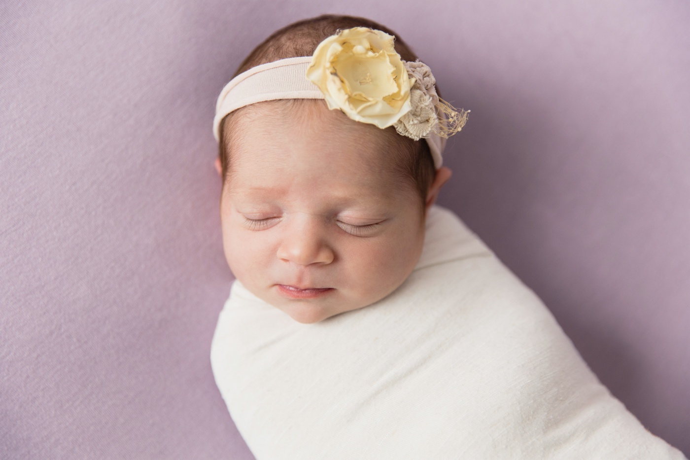 Photographe de nouveau-né à Montréal. Photos de nouveau-né en studio à Montréal. Montreal newborn photographer. Montreal in-studio newborn photos.