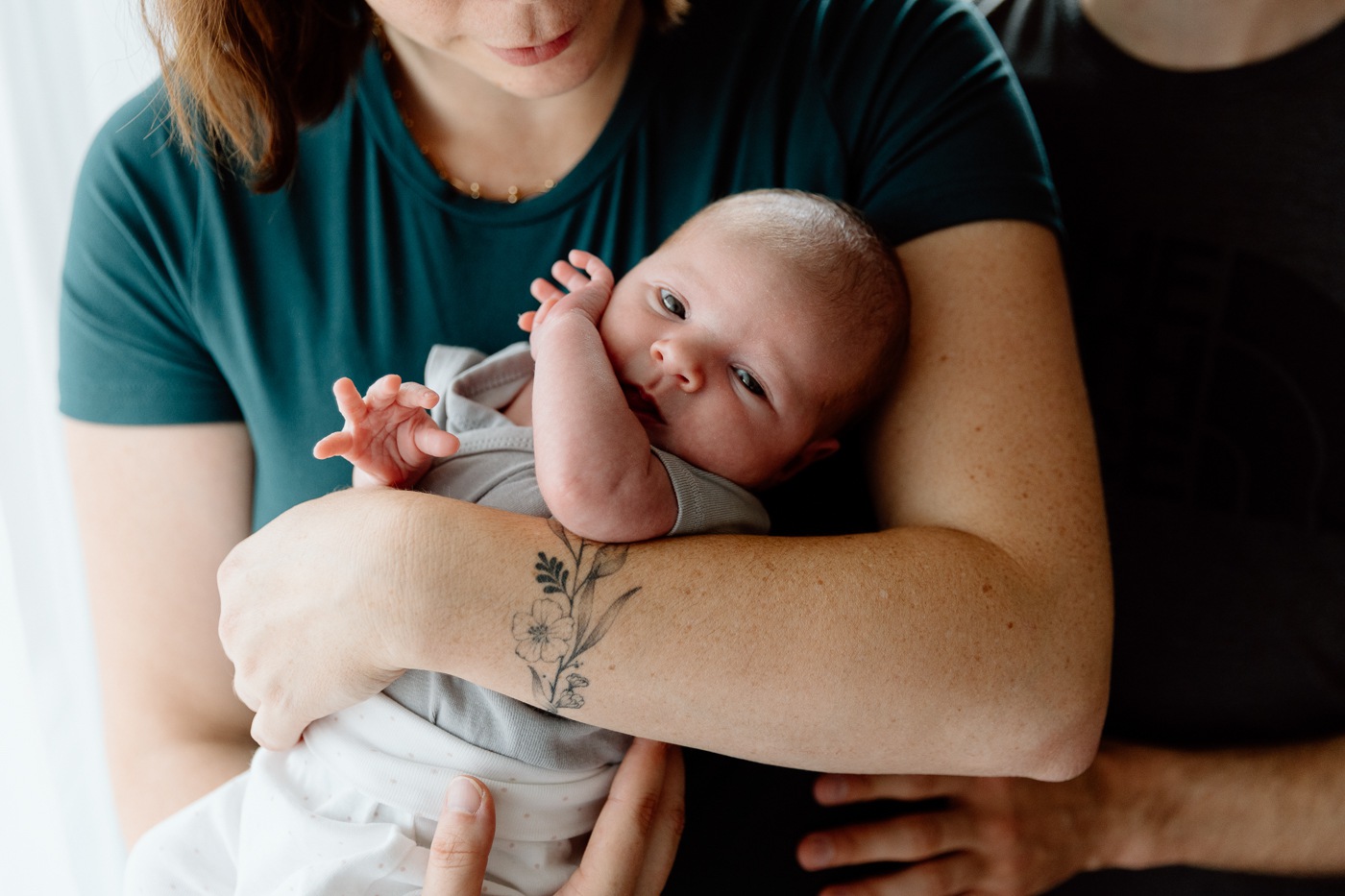 Photographe de nouveau-né à Montréal. Photos de nouveau-né à domicile à Montréal. Séance nouveau-né lifestyle à Montréal. Montreal newborn photographer. Montreal lifestyle newborn photos. Montreal in-home newborn photos.