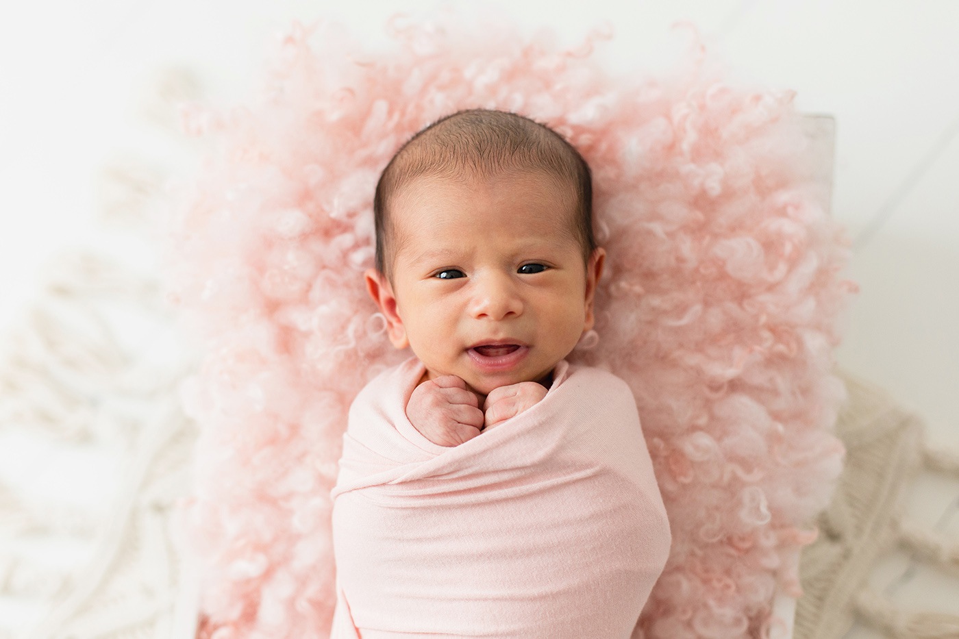 Photographe de nouveau-né à Montréal. Séance nouveau-né en studio à Montréal. Photos de nouveau-né à Montréal. Montreal newborn photographer. Montreal in-studio newborn session. Montreal studio newborn photos.