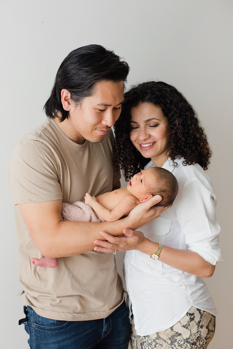 Photographe de nouveau-né à Montréal. Séance nouveau-né en studio à Montréal. Photos de nouveau-né à Montréal. Montreal newborn photographer. Montreal in-studio newborn session. Montreal studio newborn photos.