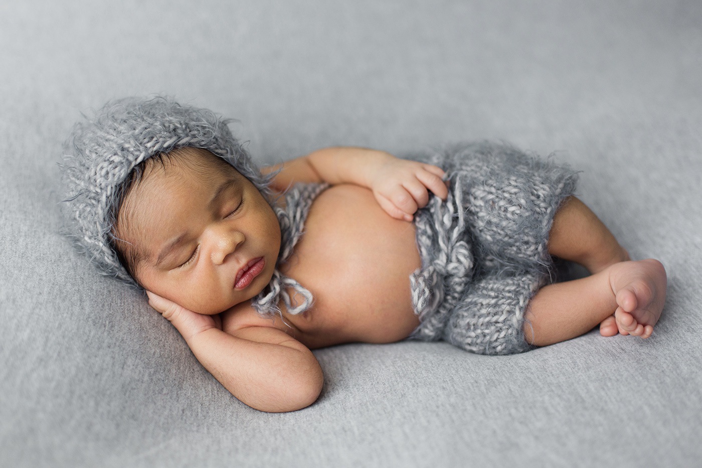 Photographe de nouveau-né à Montréal. Séance nouveau-né en studio à Montréal. Photos de nouveau-né à Montréal. Montreal newborn photographer. Montreal in-studio newborn session. Montreal studio newborn photos.