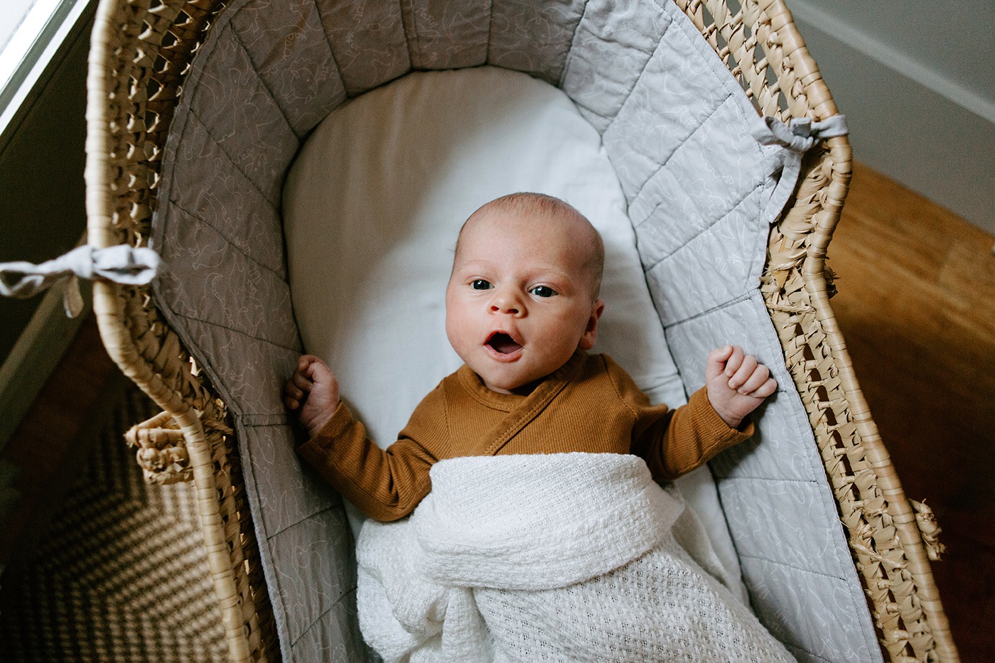 Photographe de nouveau-né à Montréal. Séance photo nouveau-né à domicile. Séance nouveau-né lifestyle à Montréal. Montreal newborn photographer. Montreal in-home newborn session. Montreal lifestyle newborn session.