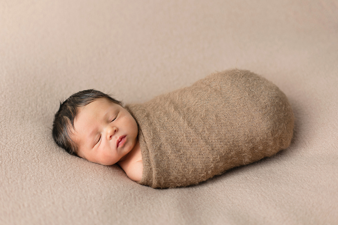 Photographe nouveau-né Montréal. Séance nouveau-né en studio à Montréal. Photos nouveau-né Montréal. Montreal newborn photographer. Montreal in-studio newborn session. Montreal newborn photos.