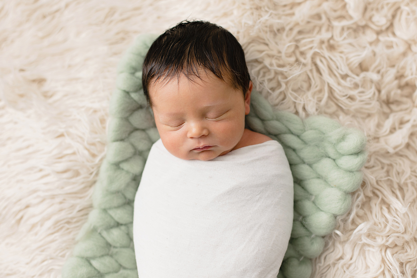 Photographe nouveau-né Montréal. Séance nouveau-né en studio à Montréal. Photos nouveau-né Montréal. Montreal newborn photographer. Montreal in-studio newborn session. Montreal newborn photos.