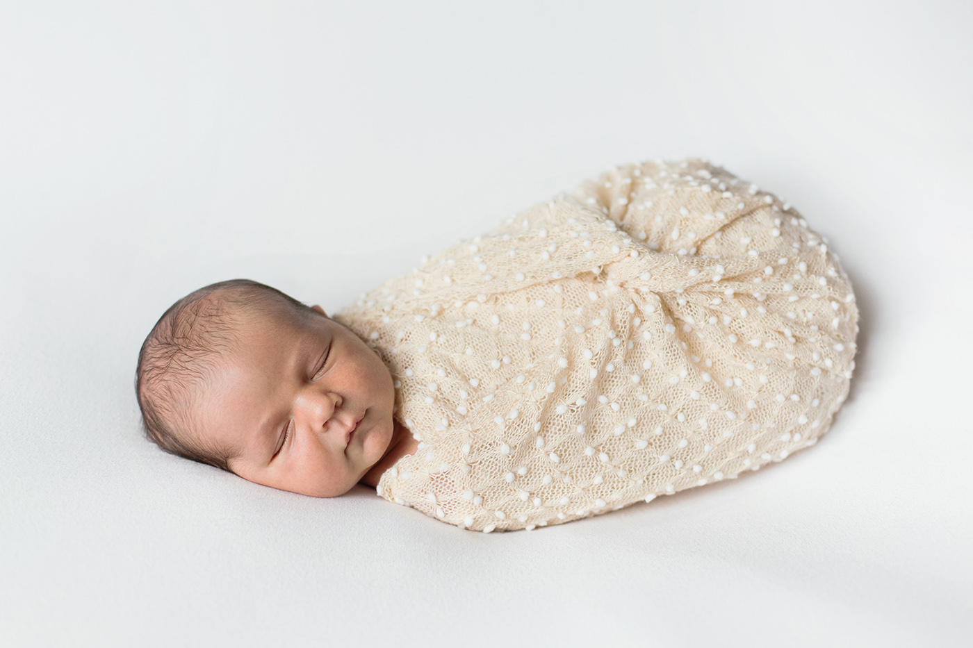 Photographe de nouveau-né à Montréal. Photo de nouveau-né en studio à Montréal. Séance nouveau-né à Montréal. Montreal newborn photographer. Montreal in-studio newborn photos. Montreal newborn session.