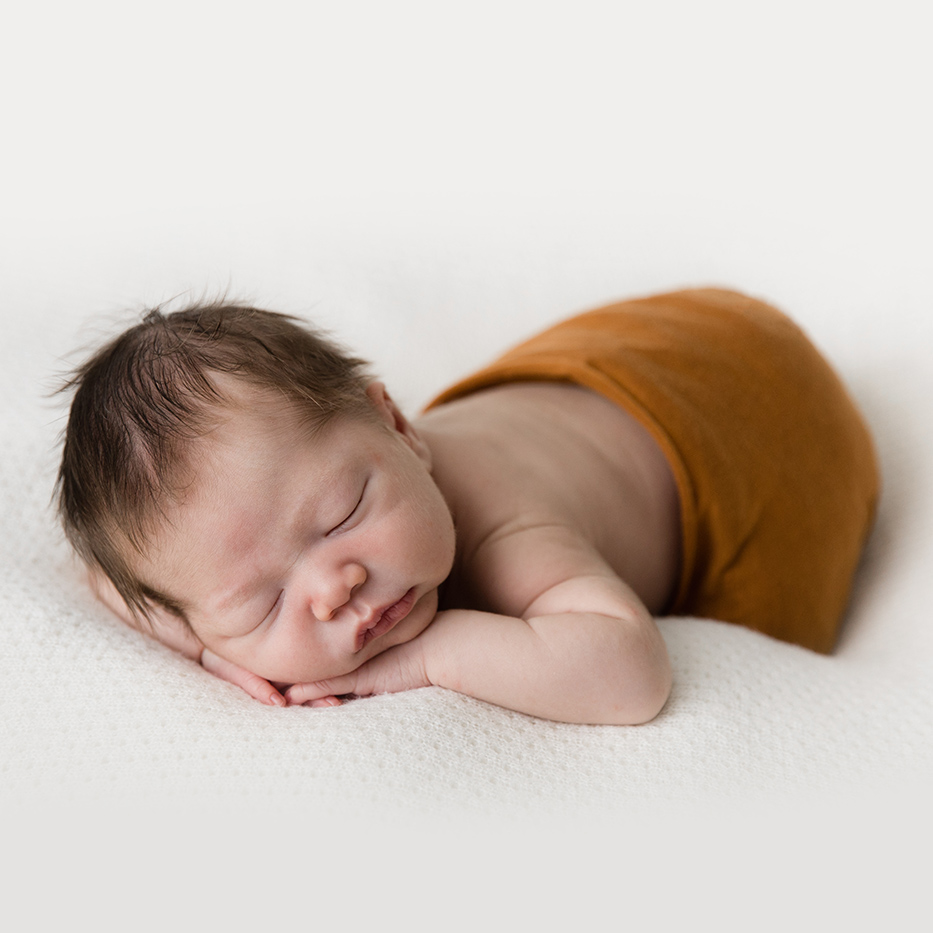 Photographe de nouveau-né à Montréal. Photo de nouveau-né en studio à Montréal. Séance nouveau-né à Montréal. Montreal newborn photographer. Montreal in-studio newborn photos. Montreal newborn session.