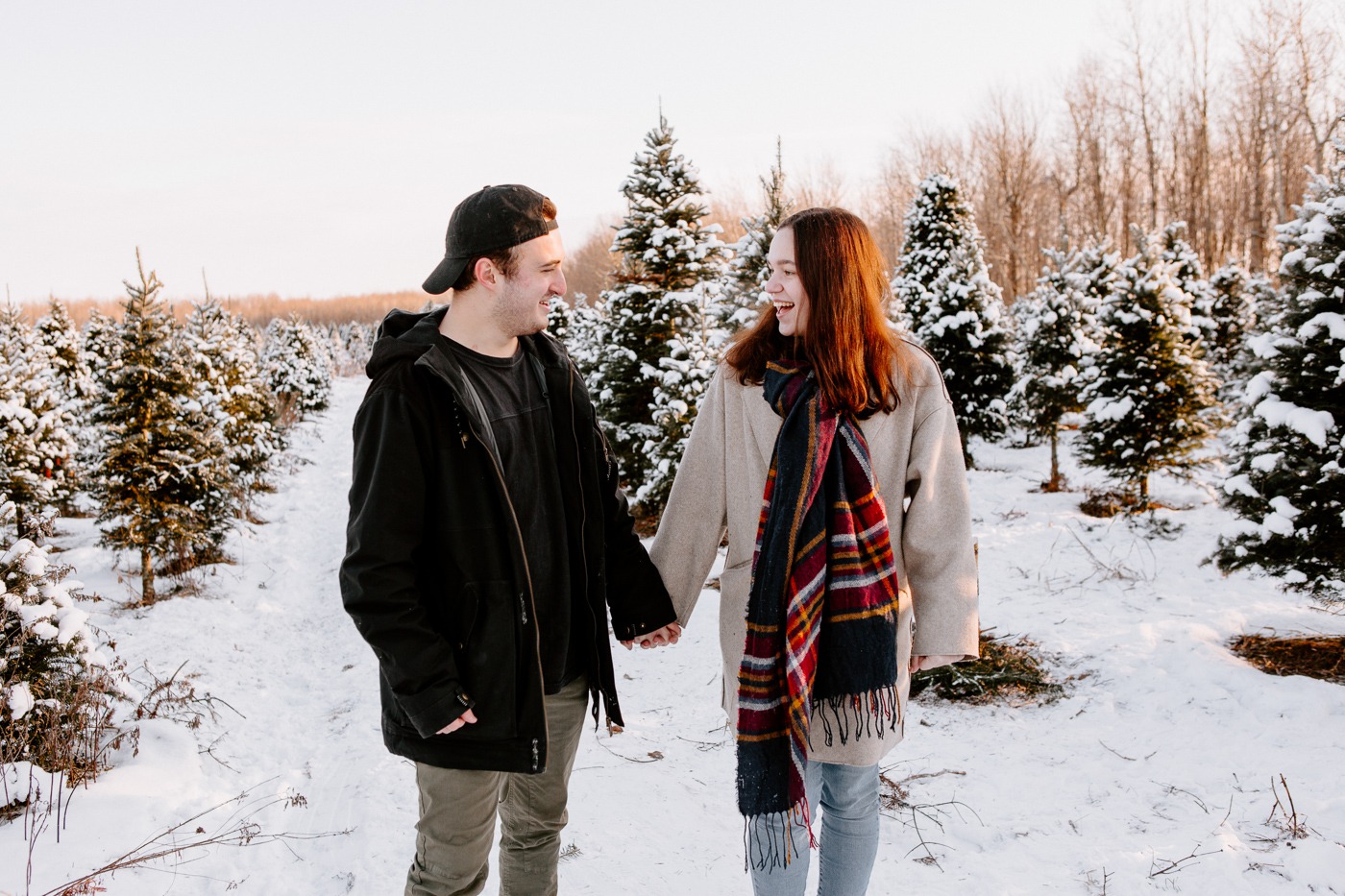 Photographe de fiançailles à Montréal. Photographe de couple à Montréal. Montreal engagement photographer. Montreal couple photographer. Romantic winter session in Montreal. Plantation JLS ferme de sapins de Noël