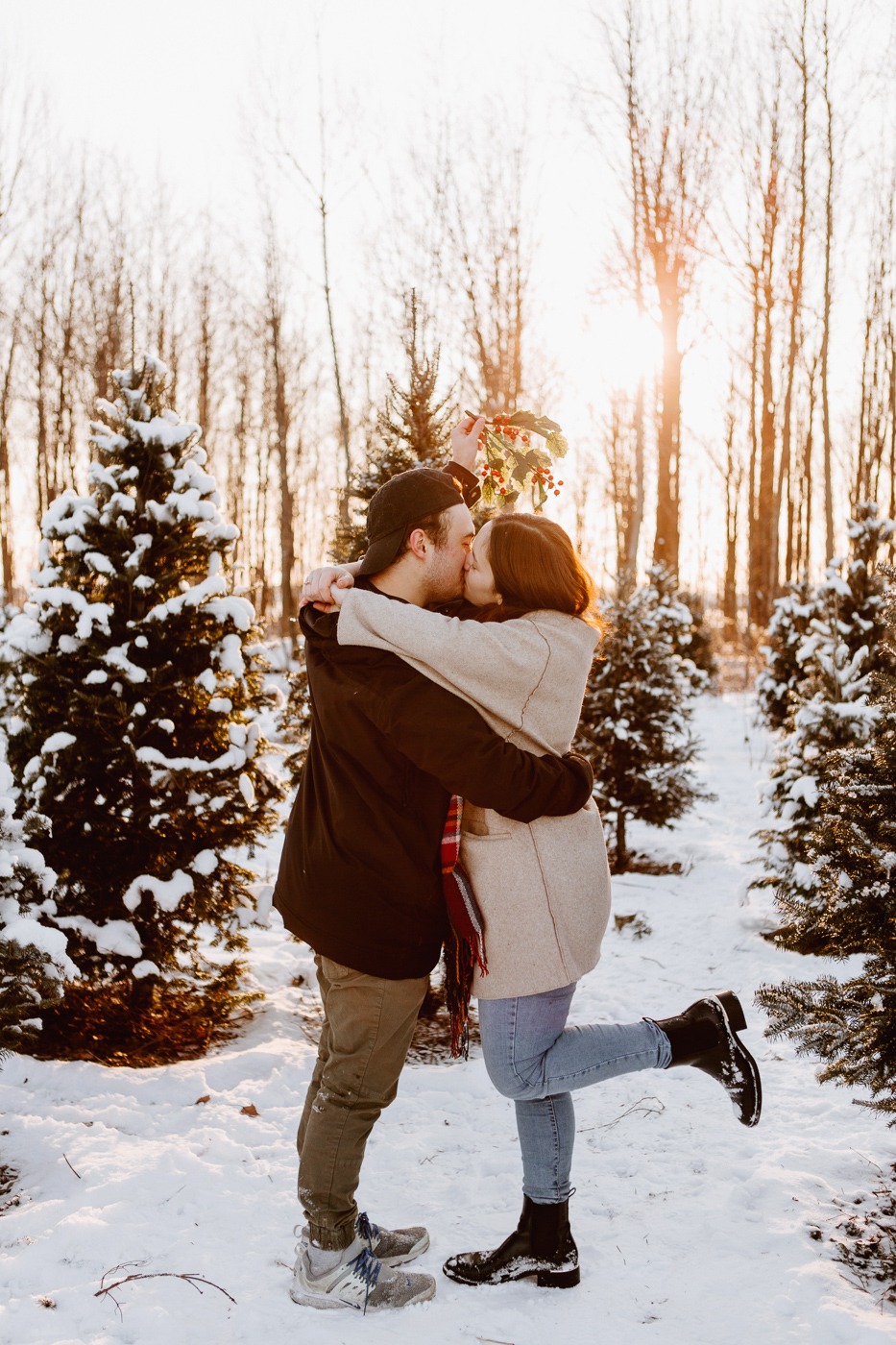 Photographe de fiançailles à Montréal. Photographe de couple à Montréal. Montreal engagement photographer. Montreal couple photographer. Romantic winter session in Montreal. Plantation JLS ferme de sapins de Noël