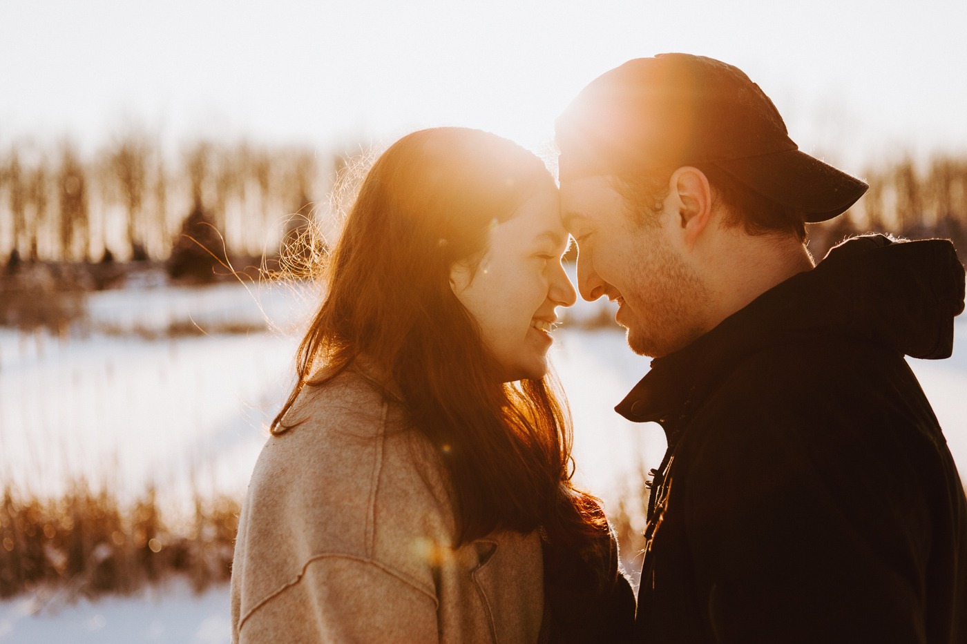 Photographe de fiançailles à Montréal. Photographe de couple à Montréal. Montreal engagement photographer. Montreal couple photographer. Romantic winter session in Montreal. Plantation JLS ferme de sapins de Noël