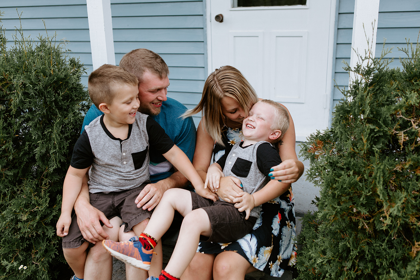 Séance familiale extérieure à Montréal. Photos de famille en été à Montréal. Photographe de famille à Montréal. Montreal family photographer. Montreal lifestyle family session. Montreal summer family photos. Lisa-Marie Savard Photographie