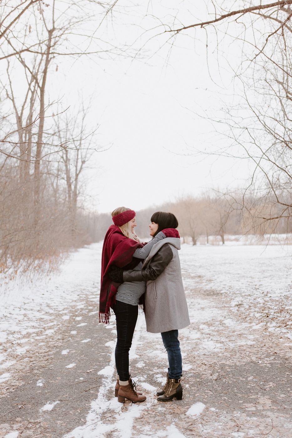 Séance maternité en hiver à Montréal. Photoshoot hiver Montréal. Photographe de maternité à Montréal. Photographe LGBTQ+ à Montréal. Séance maternité deux mères. Montreal maternity photographer. Montreal winter photoshoot. Winter maternity photos. Montreal LGBTQ+ friendly photographer. Same sex maternity session.