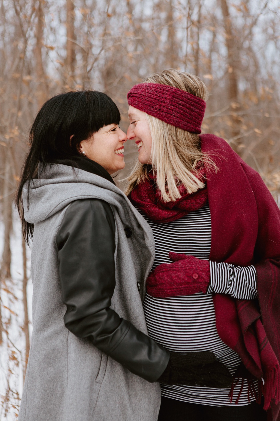 Séance maternité en hiver à Montréal. Photoshoot hiver Montréal. Photographe de maternité à Montréal. Photographe LGBTQ+ à Montréal. Séance maternité deux mères. Montreal maternity photographer. Montreal winter photoshoot. Winter maternity photos. Montreal LGBTQ+ friendly photographer. Same sex maternity session.