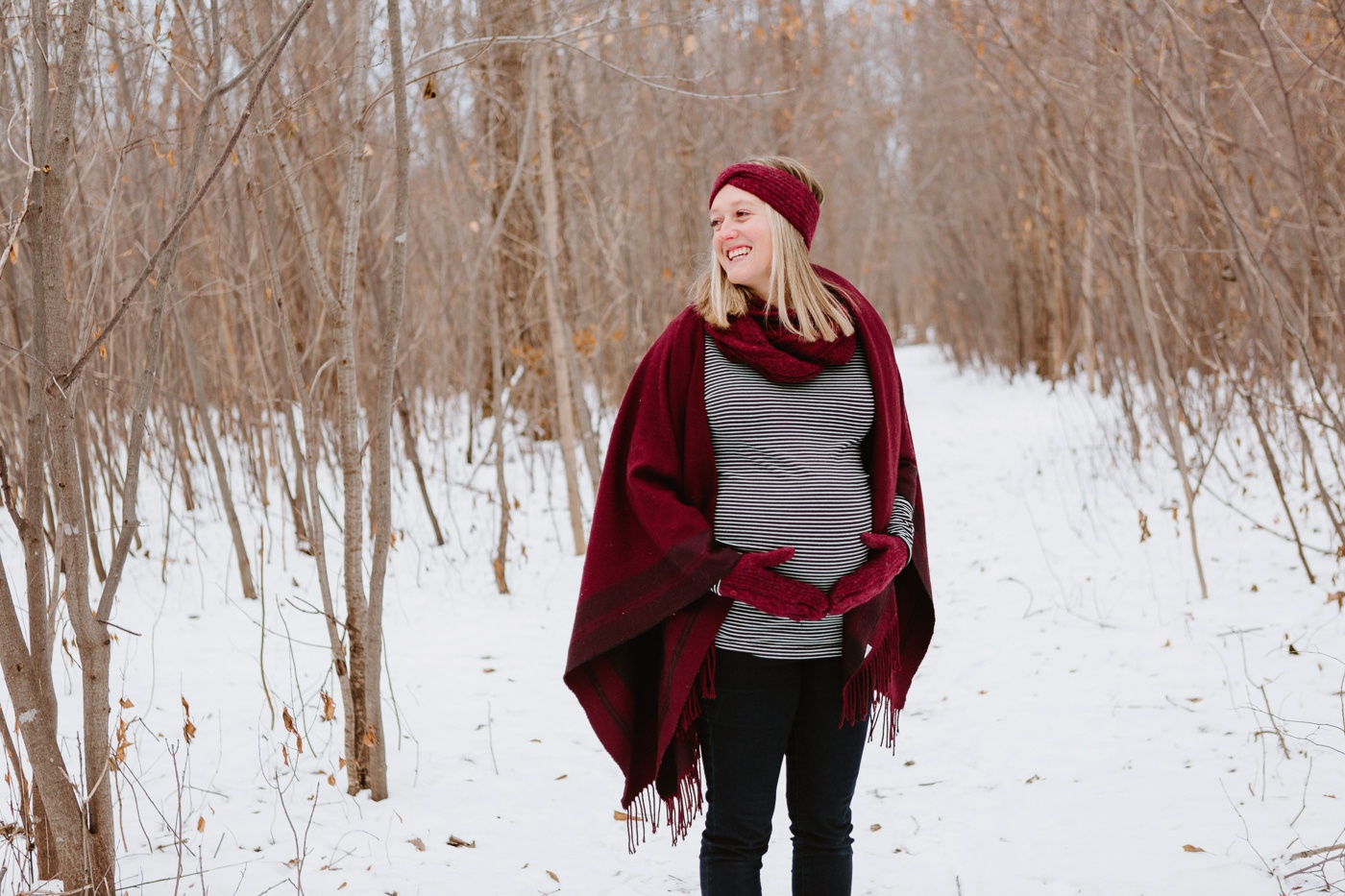 Séance maternité en hiver à Montréal. Photoshoot hiver Montréal. Photographe de maternité à Montréal. Photographe LGBTQ+ à Montréal. Séance maternité deux mères. Montreal maternity photographer. Montreal winter photoshoot. Winter maternity photos. Montreal LGBTQ+ friendly photographer. Same sex maternity session.