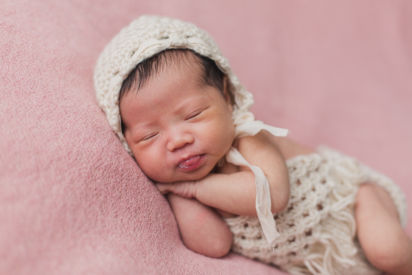 Photographe de nouveau-né à Montréal. Séance photo nouveau-né à Montréal. Photo nouveau-né en studio à Montréal. Montreal newborn photographer. Montreal newborn photoshoot.