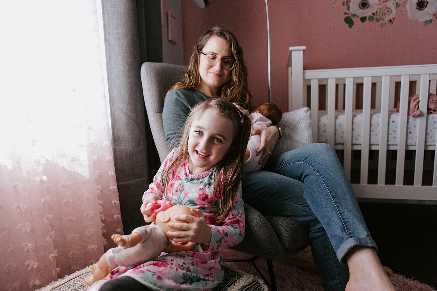 Intimate in-home newborn session. Lifestyle newborn photos. Parents and baby sitting on bed. Photos de nouveau-né dans le Vieux-Montréal. Old Montreal newborn photographer. Montreal travel photographer.