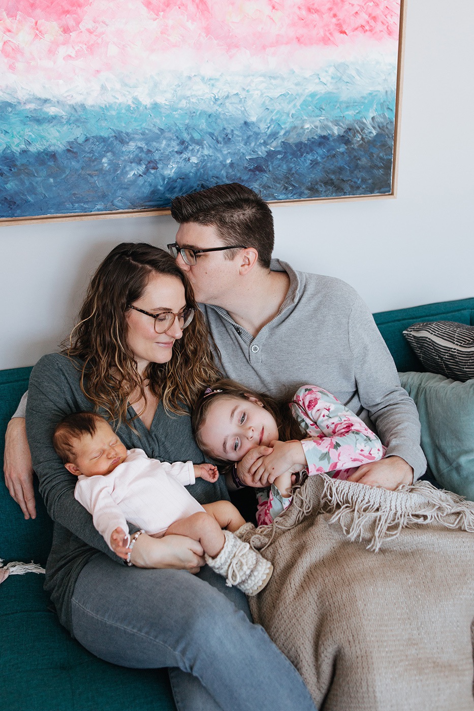 Lifestyle newborn session with big sister. Parents and sister looking at baby in crib. Séance nouveau-né à Saint-Bruno-de-Montarville. Photographe de famille en Montérégie. Montreal South Shore family photographer. Montreal lifestyle newborn photographer.