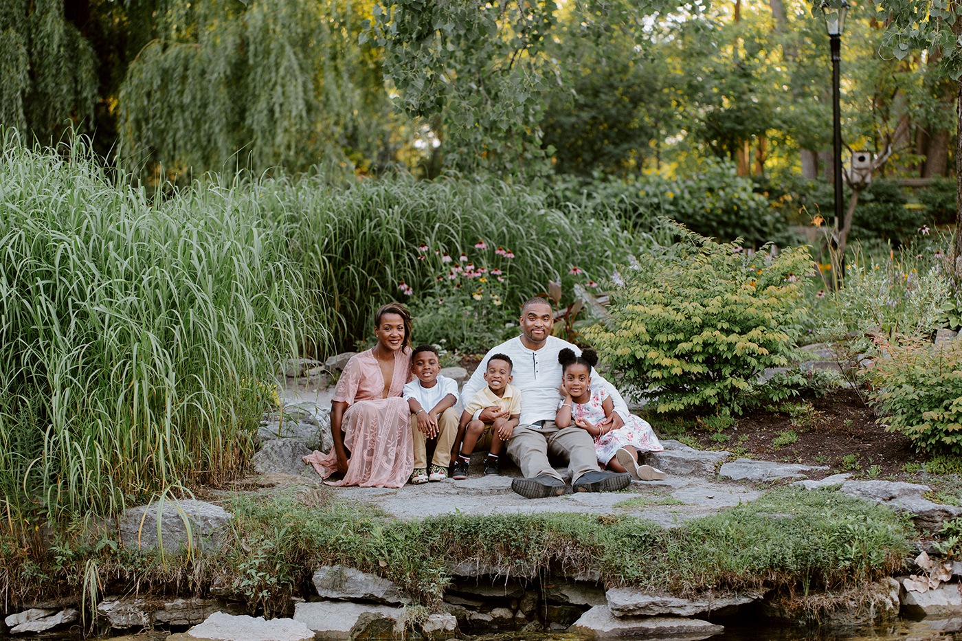 African American family photos. Black family photos. Outdoor family session. Séance photo au Centre de la Nature à Laval. Photographe de famille à Laval. Laval family photographer