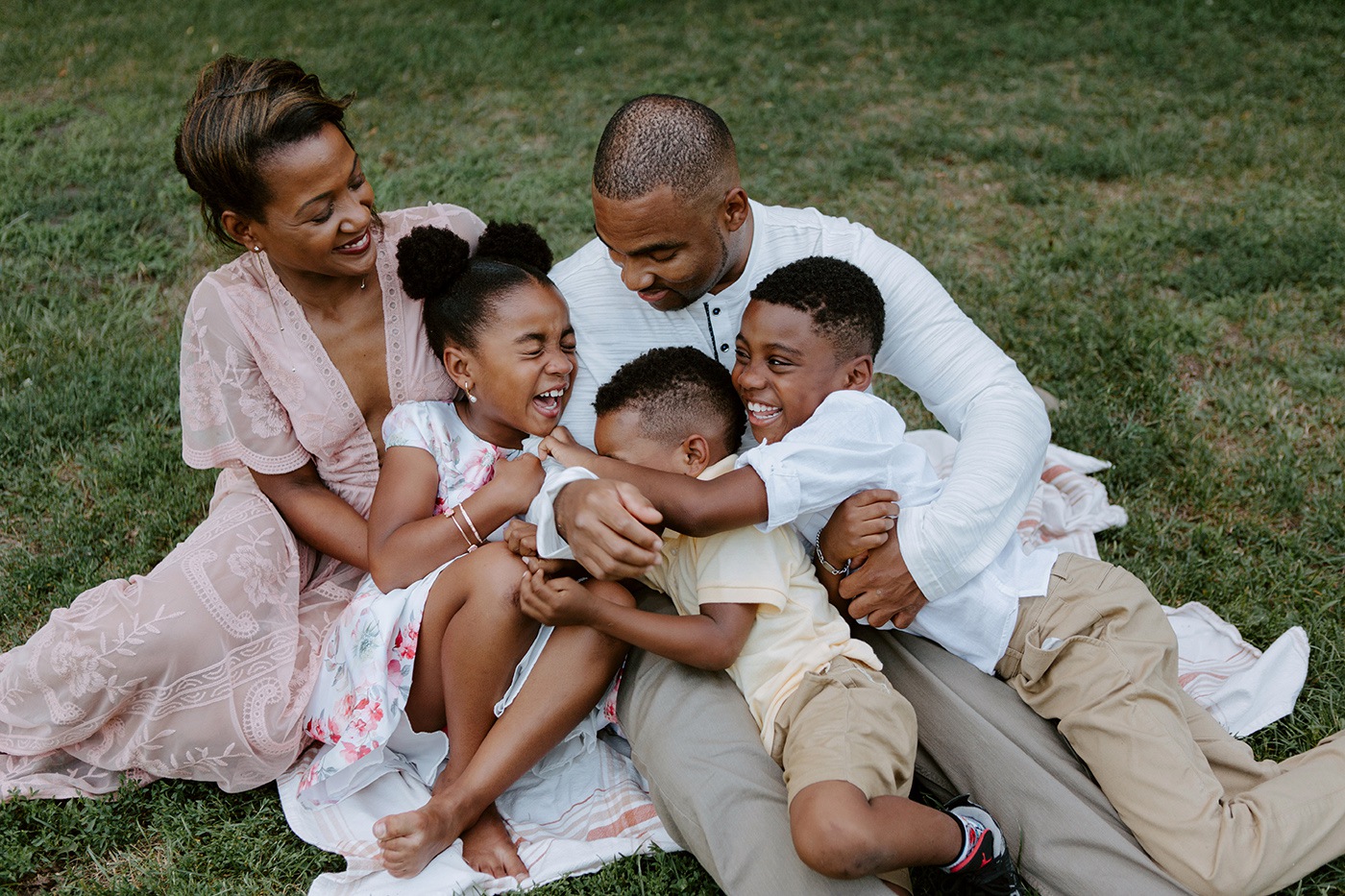 African American family photos. Black family photos. Outdoor family session. Séance photo au Centre de la Nature à Laval. Photographe de famille à Laval. Laval family photographer