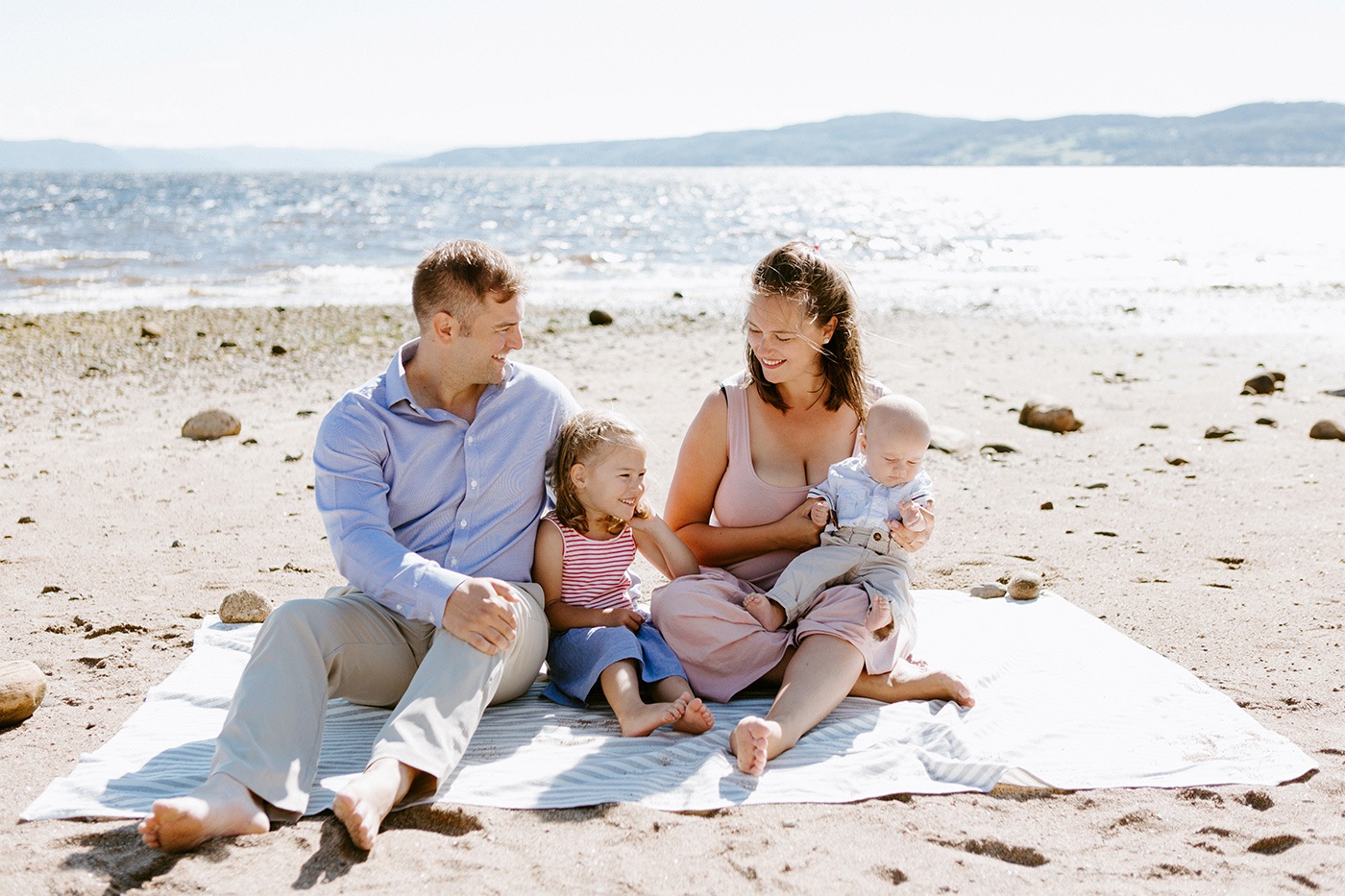 Beach family photos. Beach family session. Family of four photos. Photos à la plage de La Baie quai d'escale. Photographe de famille au Saguenay. Saguenay family photographer.