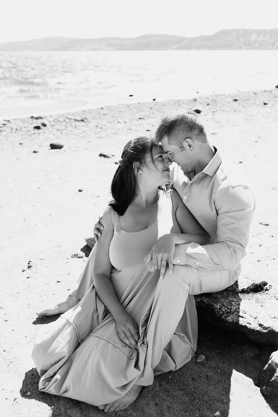 Beach family photos. Beach family session. Family of four photos. Photos à la plage de La Baie quai d'escale. Photographe de famille au Saguenay. Saguenay family photographer.