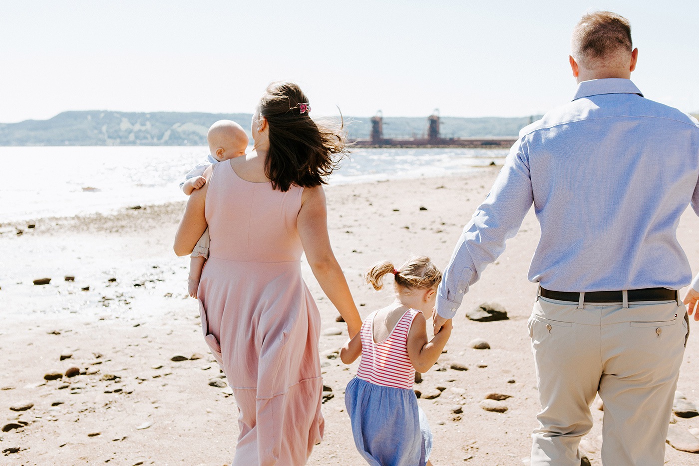 Beach family photos. Beach family session. Family of four photos. Photos à la plage de La Baie quai d'escale. Photographe de famille au Saguenay. Saguenay family photographer.