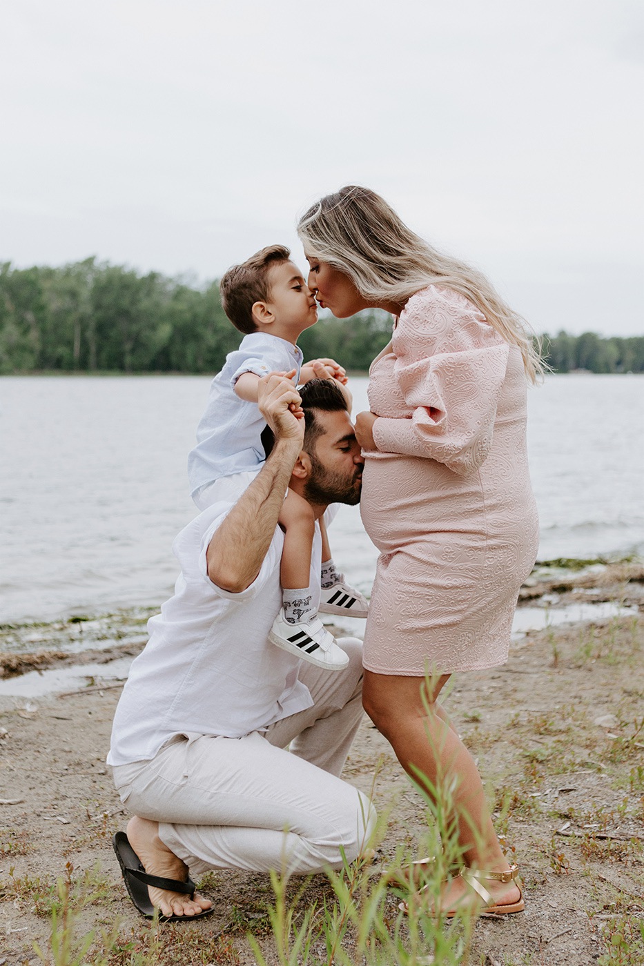 Maternity photos next to river. Maternity session by waterfront. Maternity photos with toddler. Maternity session little boy. Séance maternité à la Berge des Baigneurs à Laval. Photographe de maternité à Laval. Laval maternity photographer.