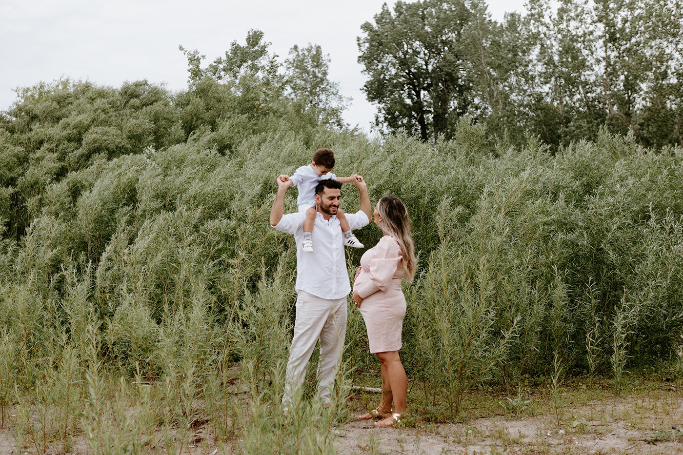 Maternity photos next to river. Maternity session by waterfront. Maternity photos with toddler. Maternity session little boy. Séance maternité à la Berge des Baigneurs à Laval. Photographe de maternité à Laval. Laval maternity photographer.