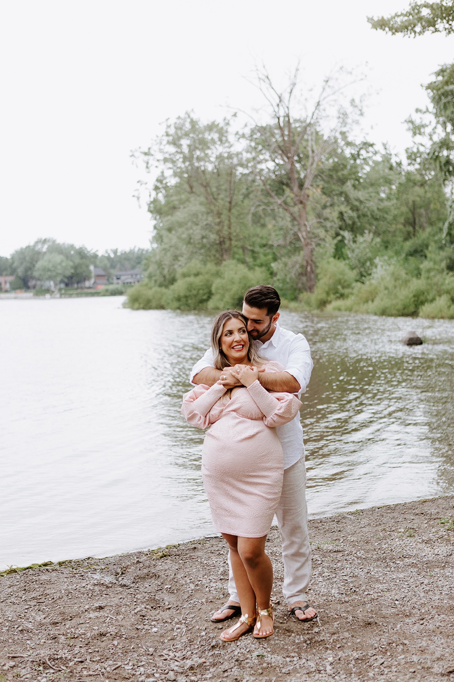 Maternity photos next to river. Maternity session by waterfront. Maternity photos with toddler. Maternity session little boy. Séance maternité à la Berge des Baigneurs à Laval. Photographe de maternité à Laval. Laval maternity photographer.