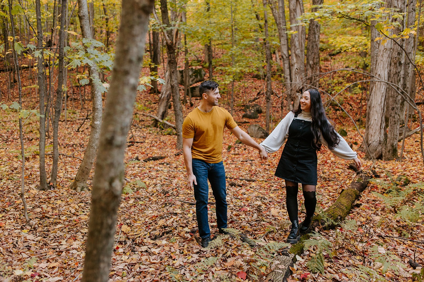 Photographe de fiançailles à Montréal. Photographe de couple à Montréal. Montreal engagement photographer. Montreal couple photographer. Photo de couple dans les Laurentides en automne. Laurentians fall engagement photos. Photos de couple avec chien. Engagement photo with dog. Photographe Prévost. Photographe Laurentides.