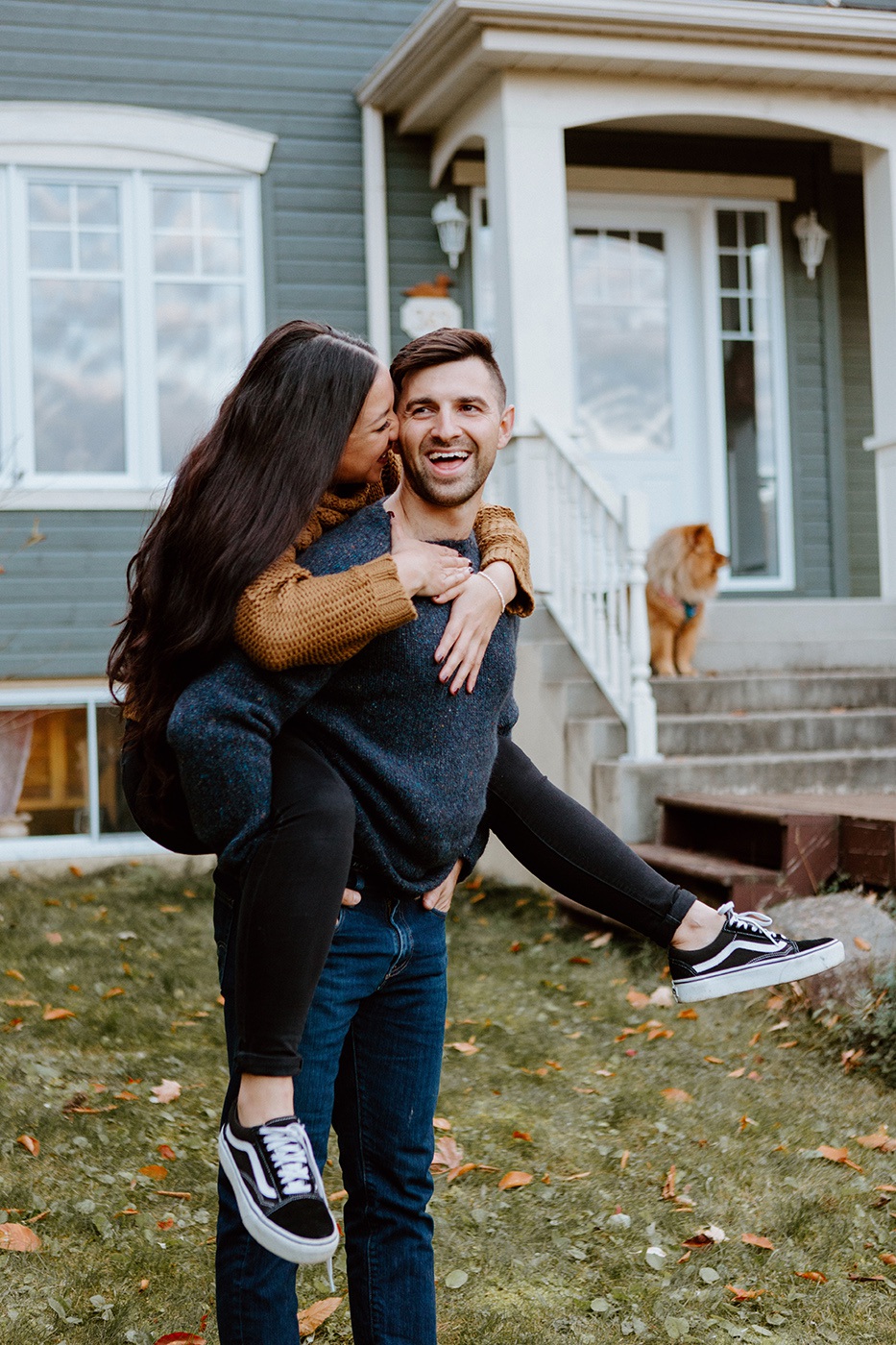 Photographe de fiançailles à Montréal. Photographe de couple à Montréal. Montreal engagement photographer. Montreal couple photographer. Photo de couple dans les Laurentides en automne. Laurentians fall engagement photos. Photos de couple avec chien. Engagement photo with dog. Photographe Prévost. Photographe Laurentides.