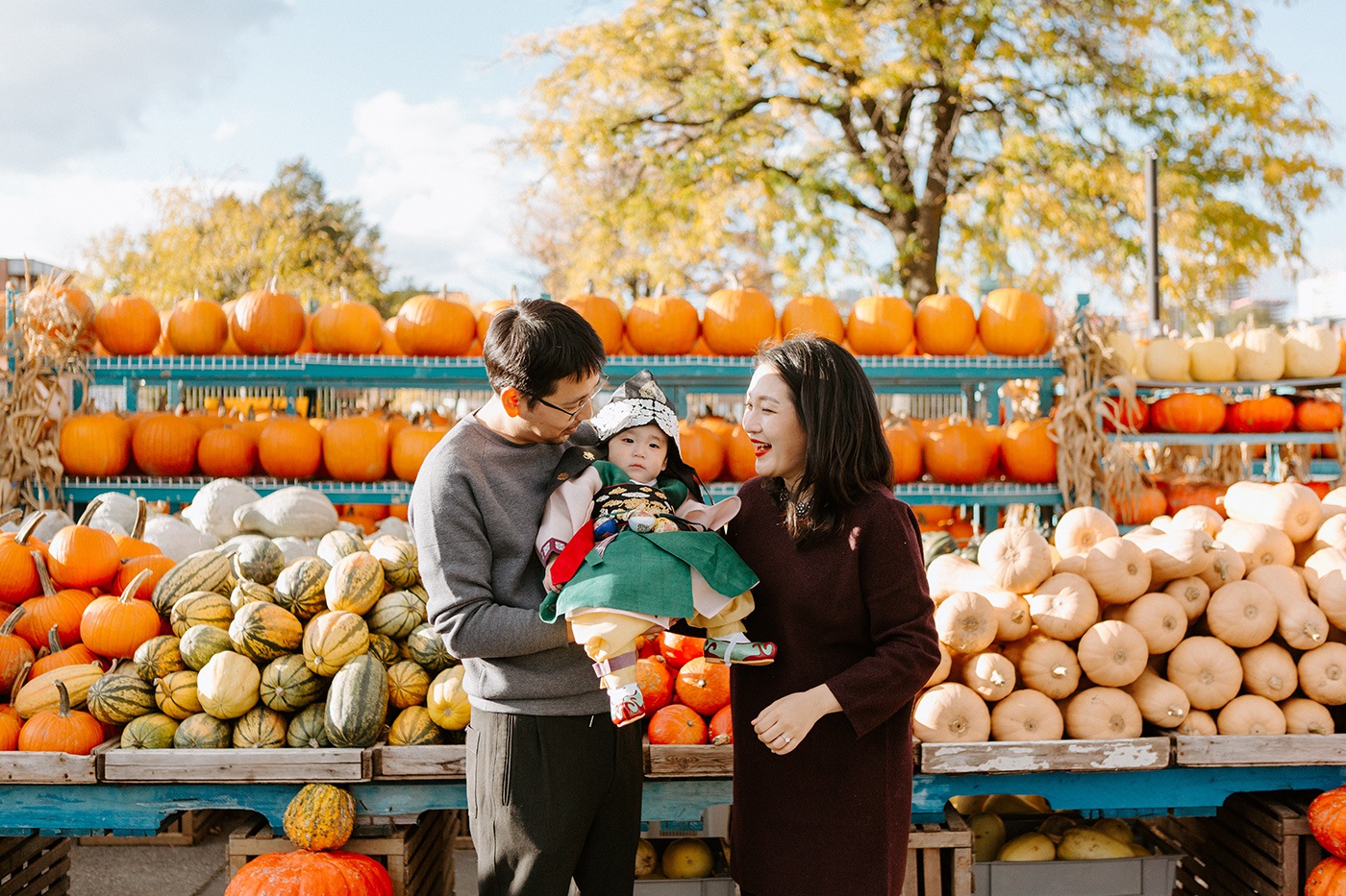 Public market session. Pumpkin farm family photos. Fall family photos. Fall family session. Traditional Korean baby outfit. Séance photo au Marché Atwater. Atwater Market photo session. Photographe de famille à Montréal. Montreal family photographer.