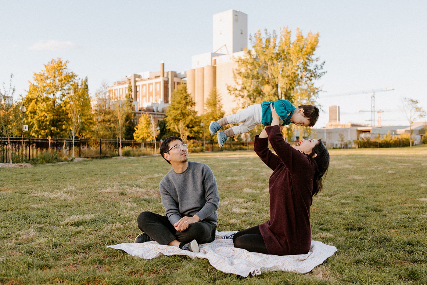 Fall family photos. Fall family session. Parents playing with baby. Korean family photos. Séance photo le long du Canal Lachine. Lachine Canal photoshoot. Photos de famille Canal Lachine. Lachine Canal family photos. Photographe de famille à Montréal. Montreal family photographer.