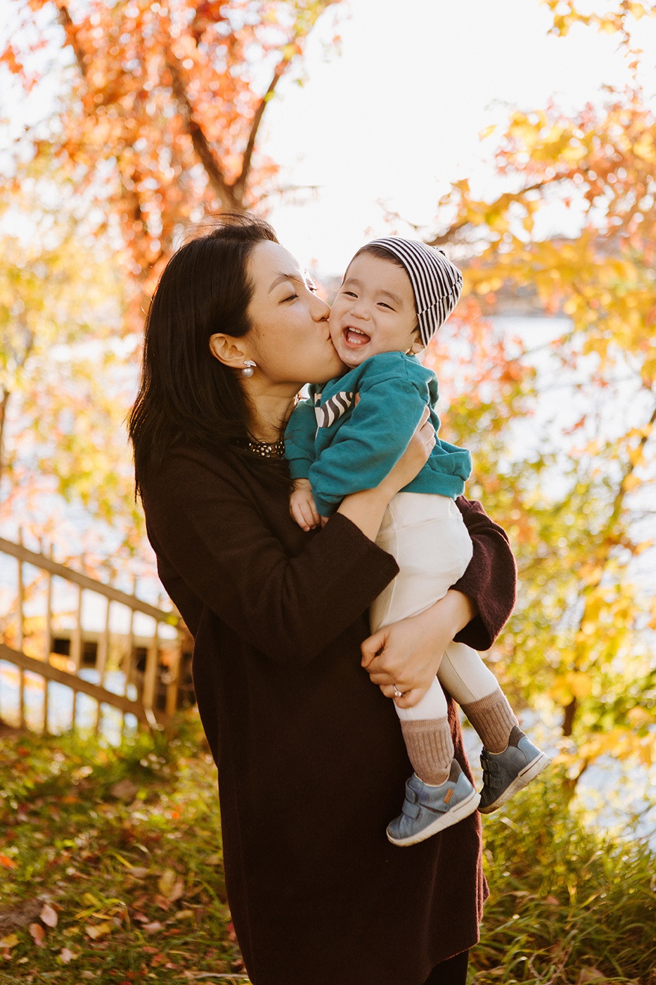 Fall family photos. Fall family session. Mom and baby photo. Korean family photos. Séance photo le long du Canal Lachine. Lachine Canal photoshoot. Photos de famille Canal Lachine. Lachine Canal family photos. Photographe de famille à Montréal. Montreal family photographer.