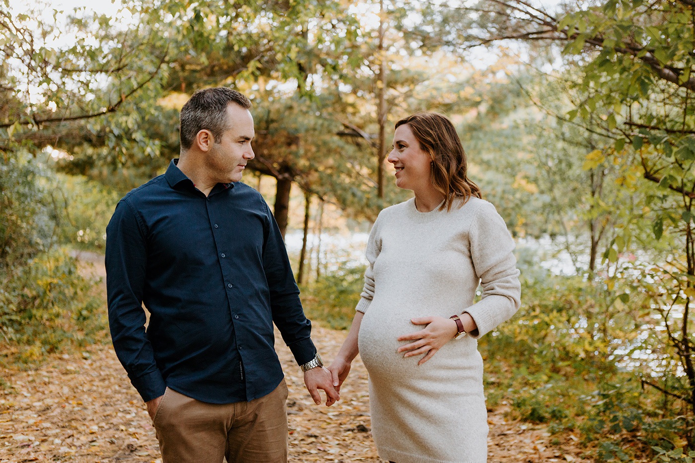 Fall maternity photos. Fall maternity session. Maternity photos autumn leaves. Photographe de maternité à Verdun. Verdun maternity photographer. Parc Angrignon. Angrignon Park.