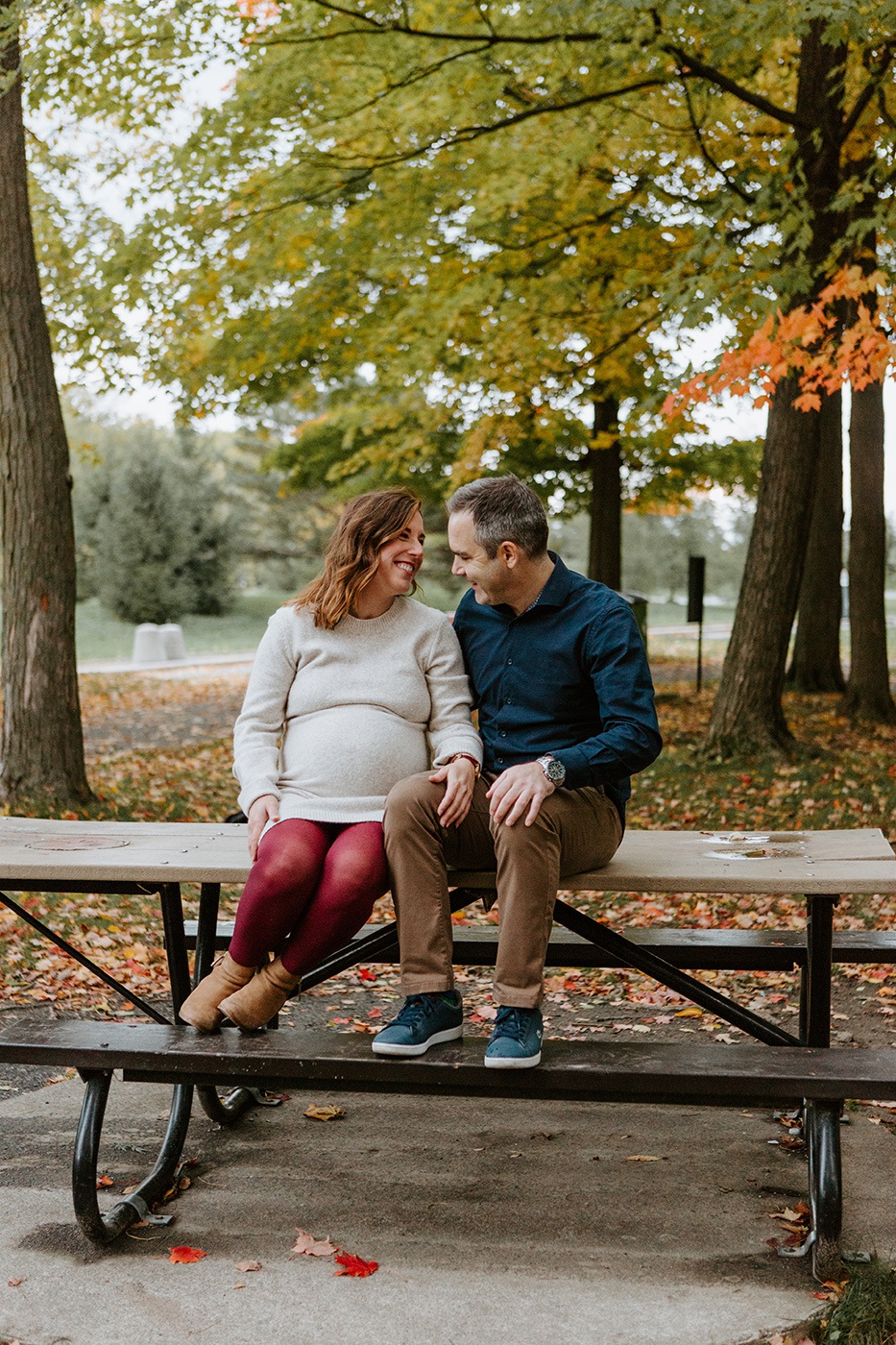 Fall maternity photos. Fall maternity session. Maternity photos autumn leaves. Photographe de maternité à Verdun. Verdun maternity photographer. Parc Angrignon. Angrignon Park.