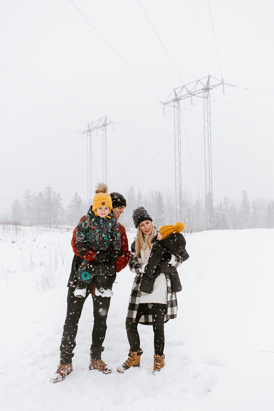 Winter family session. Family photos in the snow. Family session with toddlers. Séance familiale en hiver à Montréal. Photographe de famille à Montréal. Montreal family photographer.