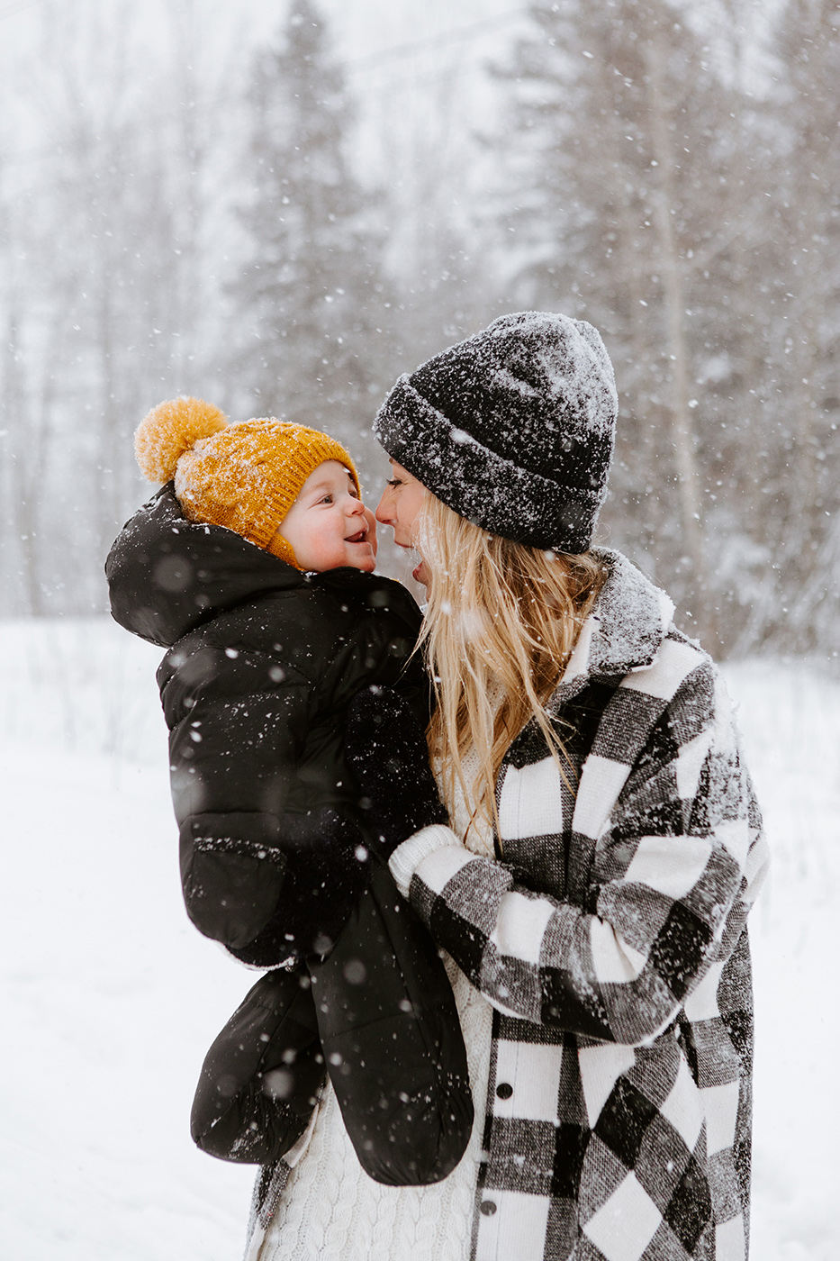 Winter family session. Family photos in the snow. Family session with toddlers. Séance familiale en hiver à Montréal. Photographe de famille à Montréal. Montreal family photographer.